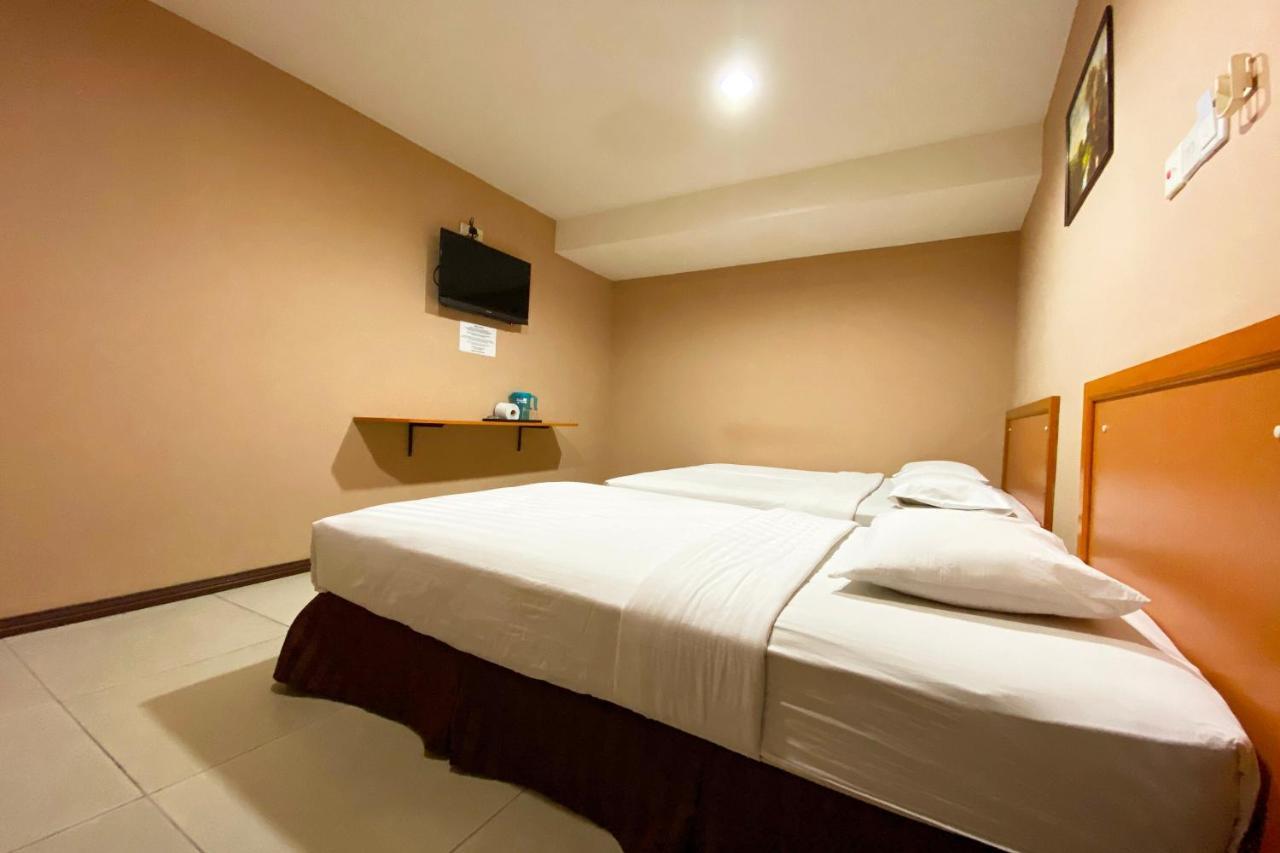 Oyo 90108 Hotel Kaya Кота-Кинабалу Экстерьер фото